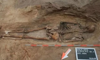 Một hài cốt trong tư thế úp mặt được phát hiện trong sân của một nhà thờ tại Berlin, Đức. 