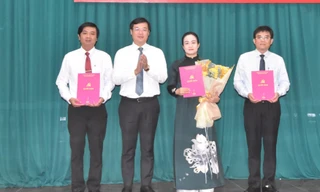 Đồng chí Lê Quốc Phong trao quyết định chỉ định đồng chí Nguyễn Hải Trâm giữ chức Bí thư Đảng ủy các cơ quan Đảng tỉnh Đồng Tháp và các Phó Bí thư Đảng ủy.