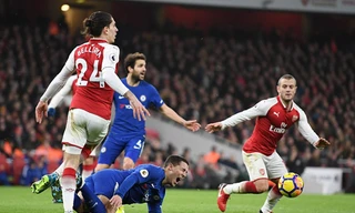 Hazard ngã trong vòng cấm sau tình huống tác động của Bellerin 