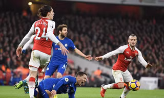 Hazard ngã trong vòng cấm sau tình huống tác động của Bellerin 