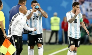 Sampaoli (áo khoác trắng) và Messi.