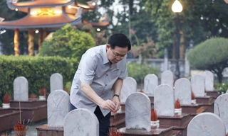 Chủ tịch Quốc hội tưởng niệm các Anh hùng liệt sỹ ở Quảng Trị