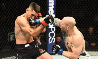 Josh Emmett (phải) trong trận đấu với Ricardo Lamas.