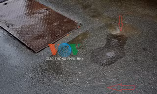 Dấu vết tại hẻm 97B - nơi anh Nhựt bi thanh niên đi xe máy đâm trúng.