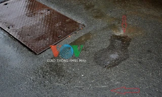 Dấu vết tại hẻm 97B - nơi anh Nhựt bi thanh niên đi xe máy đâm trúng.