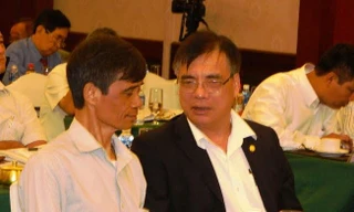 PGS TS Trần Đình Thiên (người bên phải) trao đổi với thứ trưởng Bộ GTVT Phạm Quý Tiêu.