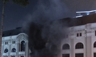 Khói nghi ngút sau lưng Nhà hát thành phố.