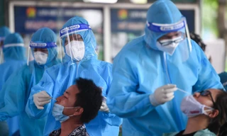 'Omicron tàng hình' đang lây lan mạnh ở Hà Nội, TPHCM nguy hiểm như thế nào? 