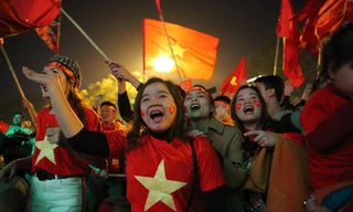 Triệu người xuống đường, phố phường rợp cờ ăn mừng U22 Việt Nam vô địch