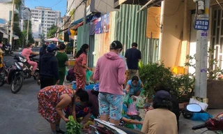 Chợ tự phát nhộn nhịp ngay trong khu phong tỏa ở TPHCM