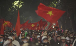 Biển người xuống đường mừng tuyển Việt Nam thắng Thái Lan