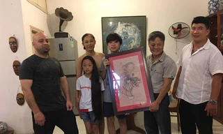 Pierre Francois Flores tặng võ sư Bảo Châu bức tranh "Mãnh Hổ"
