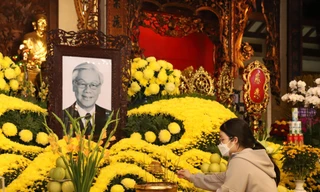 Người dân TPHCM đến chùa thắp hương tưởng nhớ Tổng Bí thư Nguyễn Phú Trọng