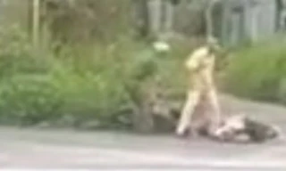 Hình ảnh bà Thạch bị ngã ra đường sau xô xát với cán bộ trật tự đô thị phường