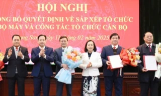 Lãnh đạo tỉnh Lạng Sơn trao quyết định cho tân Trưởng ban Tuyên giáo và Dân vận Tỉnh ủy (giữa) và 2 lãnh đạo Ban Tuyên giáo tỉnh ủy nghỉ hưu. 