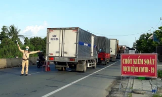 Chốt kiểm soát dịch COVID -19 trên Quốc lộ 1A tại cửa ngõ vào tỉnh Bạc Liêu
