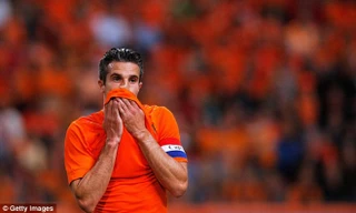 Van Persie rời sân với những bước đi tập tễnh.