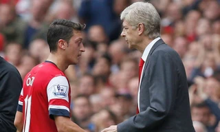 HLV Wenger và các học trò có tháng 3 bão táp. 