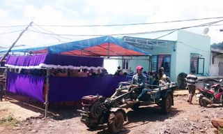 Gia đình lo hậu sự cho hai em học sinh xấu số.