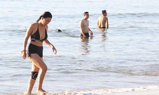 Bãi biển Đà Nẵng ra sao trước giờ cấm tắm?