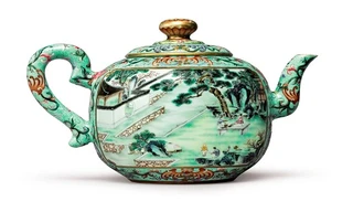 Ấm trà được sản xuất dưới thời vua Càn Long. Ảnh: SWNS.