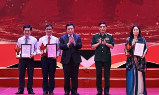 Trao giải cuộc thi viết 'Bảo vệ nền tảng tư tưởng của Đảng trong tình hình mới'