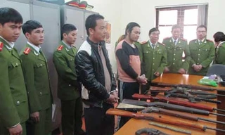 Đối tượng Lý Mạnh Lực, Nguyễn Thái Việt và số vũ khí bị thu giữ.