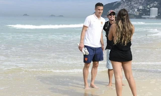 Van Persie vui vẻ chụp ảnh tại bãi biển trước khi vụ tai nạn xảy ra.