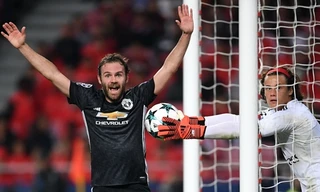 Mourinho bắt bài thủ môn Benfica từ trước trận