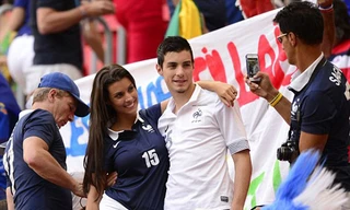 Vẻ quyến rũ ‘chết người’ của vợ xinh Sagna