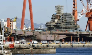 Hình ảnh chụp tàu sân bay Trung Quốc trên báo Nhật. Ảnh: Kyodo News. 