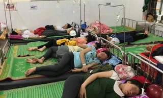 Các công cấp cứu tại Trung tâm y tế huyện Hoài Nhơn ngày 16/11 sau khi ăn trưa tại công ty. 