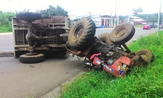 Máy cày làm rơi hàng đè 2 mẹ con chết thảm