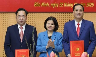 Phó Bí thư Thường trực Tỉnh ủy, Chủ tịch HĐND tỉnh Bắc Ninh Nguyễn Hương Giang trao quyết định cho ông Lương Duy Thiệu và ông Nguyễn Văn Tuyên.