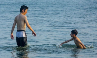 Nắng nóng oi bức, người Hà Nội 'biến' hồ Tây thành bể bơi giải nhiệt bất chấp lệnh cấm