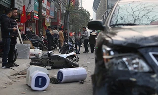 Ôtô Camry tông liên hoàn năm xe trên phố Hà Nội