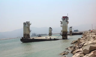 Trục vớt và đại tu sữa chữa ụ nổi: Dịch vụ triệu đô, khó khăn