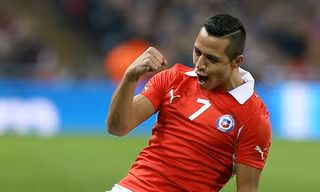 M.U trao áo số 7 huyền thoại và mức lương kỷ lục cho Sanchez