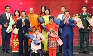 Chủ tịch nước Võ văn Thưởng, Trưởng Ban Tuyên giáo Trung ương Nguyễn Trọng Nghĩa chúc mừng các điển hình trong học tập và làm theo tư tưởng, đạo đức, phong cách Hồ Chí Minh năm 2023