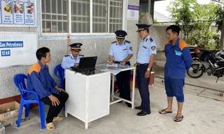 Lực lượng quản lý thị trường làm việc với chủ cây xăng ở Cà Mau 