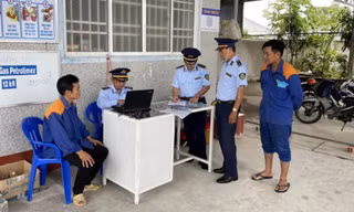 Lực lượng quản lý thị trường làm việc với chủ cây xăng ở Cà Mau 