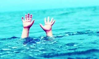 Hai anh em tử vong dưới hố nước bên quốc lộ