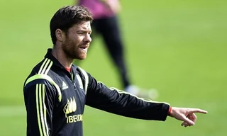 Diego Costa miệt mài... tẩy lông cho Xabi Alonso