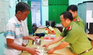 Ông Ba đã nhận được hơn 2,7 tỷ đồng thu hồi từ hai vé số trúng độc đắc. Ảnh: Công an Long An.