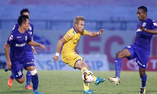 Tiền vệ Trần Phi Sơn (giữa).