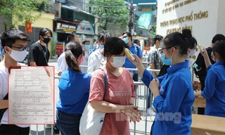 Công an xác minh thông tin thí sinh chụp đề thi toán chuyển ra ngoài