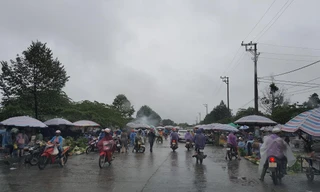 Chợ vẫn họp và đông người mua bán.