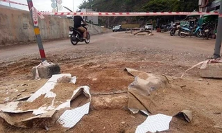 Hố công trình được đậy lại bằng nắp sắt sau khi bé trai bị rơi xuống.