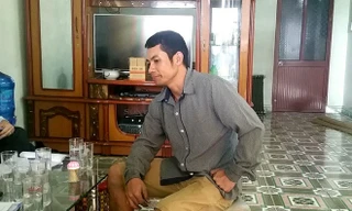 Nguyễn Văn Tuấn tại thời điểm đoàn thanh tra của sở y tế đến làm việc. Ảnh: Zing