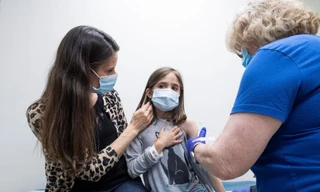 Cậu bé 12 tuổi người Mỹ Skyler Hamm được tiêm vắc-xin Pfizer - BioNTech hồi tháng 5 Ảnh: NYT 